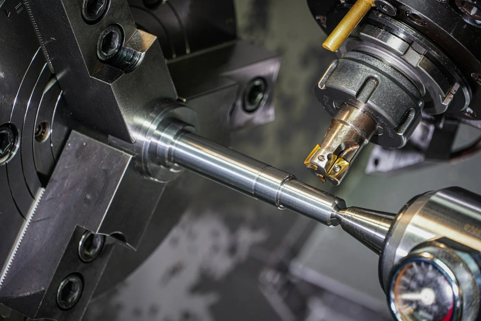 Herramienta de corte torneando una flecha de acero en un torno CNC
